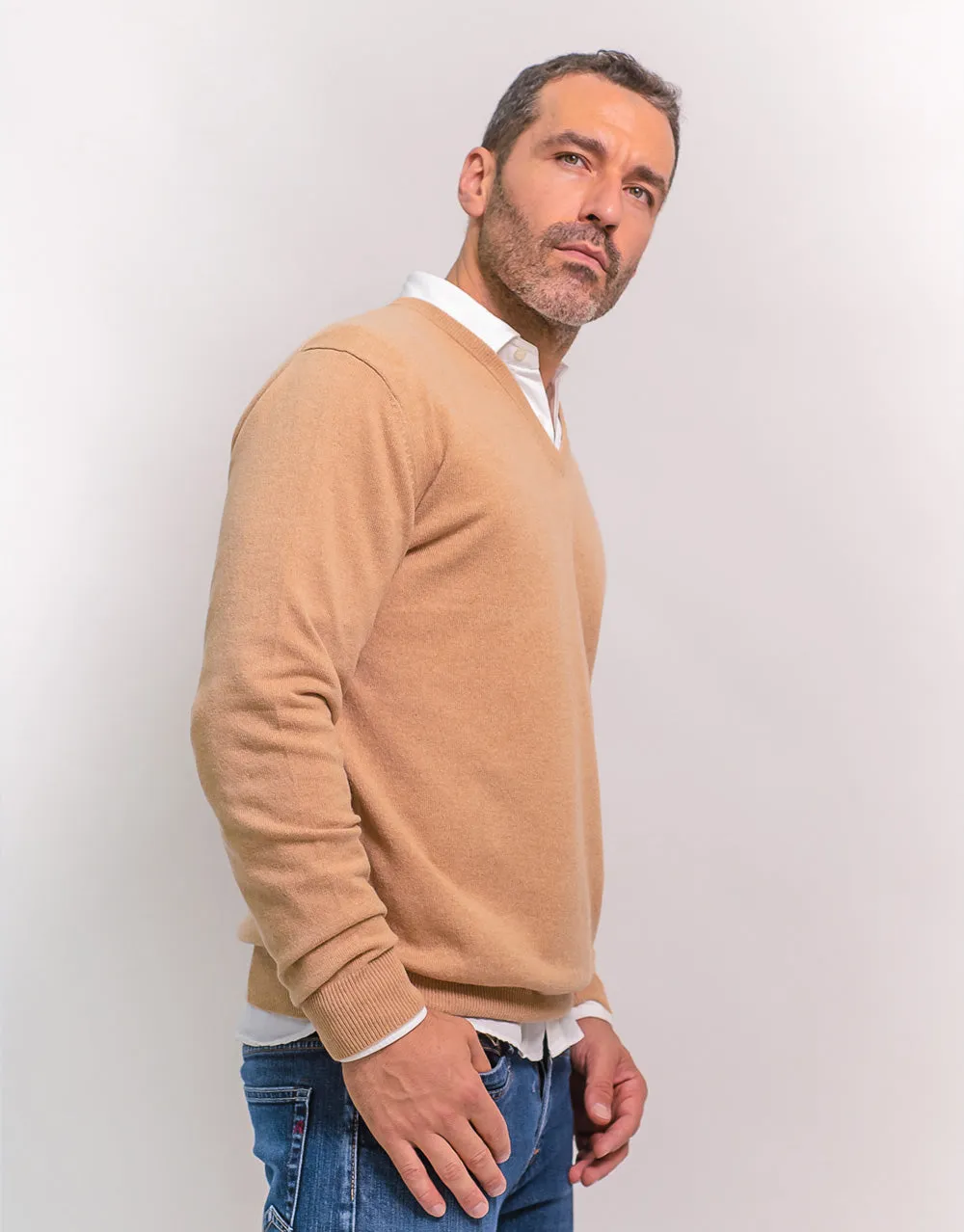 The Classic Cashmere V-Neck Pullover in Beige