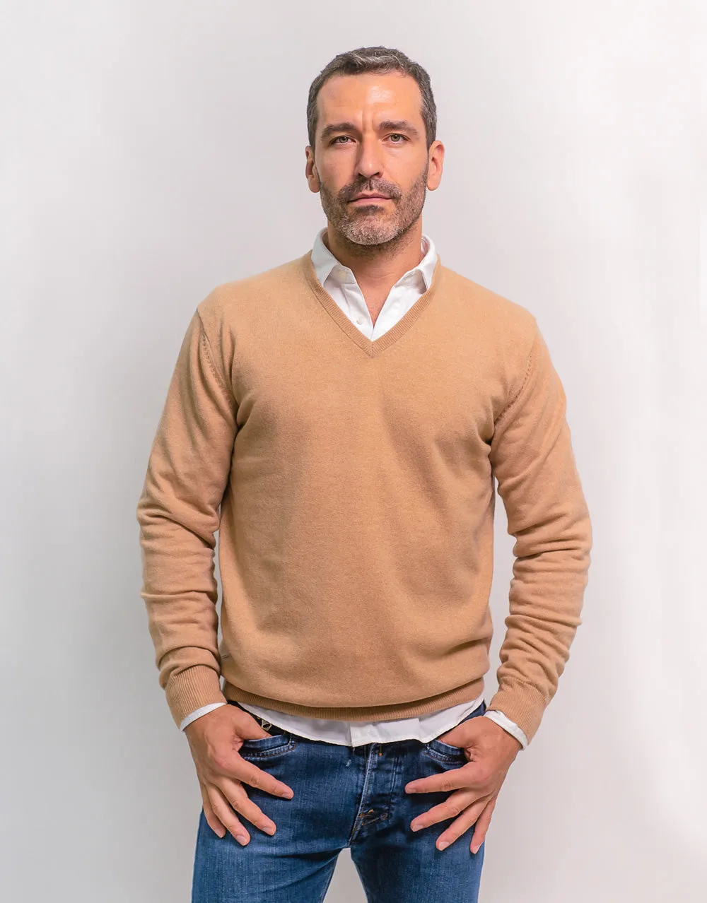 The Classic Cashmere V-Neck Pullover in Beige